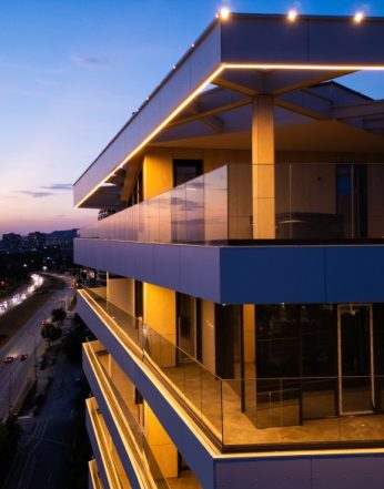 https___elements.envato.com_pt-br_aerial-drone-shot-of-a-modern-building-facade-illu-5CPBVP4