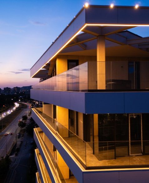 https___elements.envato.com_pt-br_aerial-drone-shot-of-a-modern-building-facade-illu-5CPBVP4